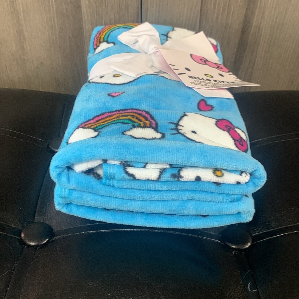 New Hello Kitty & Rainbows Set Of 2 Sky Blue Hand Towels Towel With Tag & Bow - Picture 8 of 9